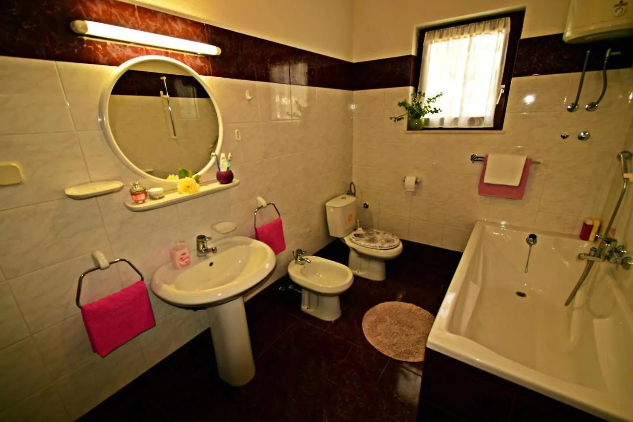 Ground Floor Apartment With A Private Pool Donji Okrug