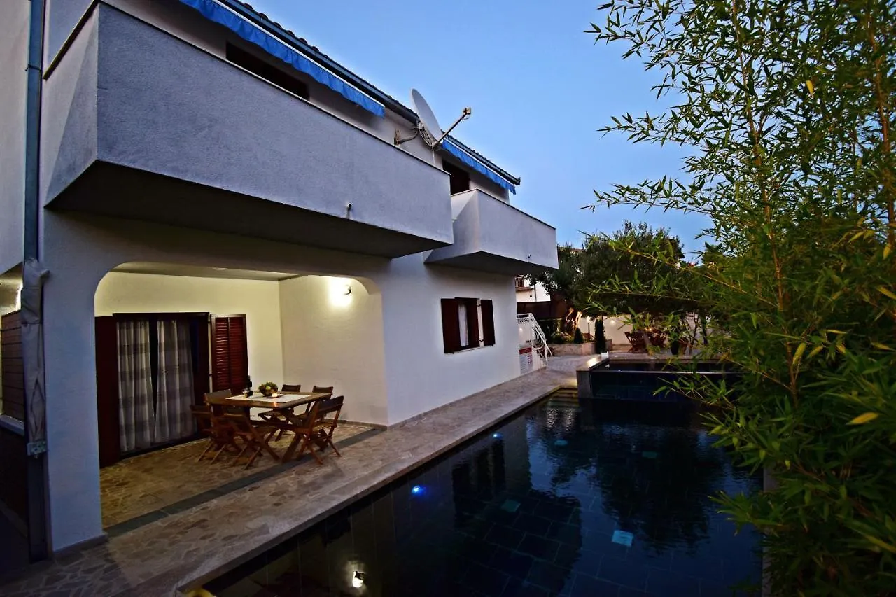 Ground Floor Apartment With A Private Pool Donji Okrug