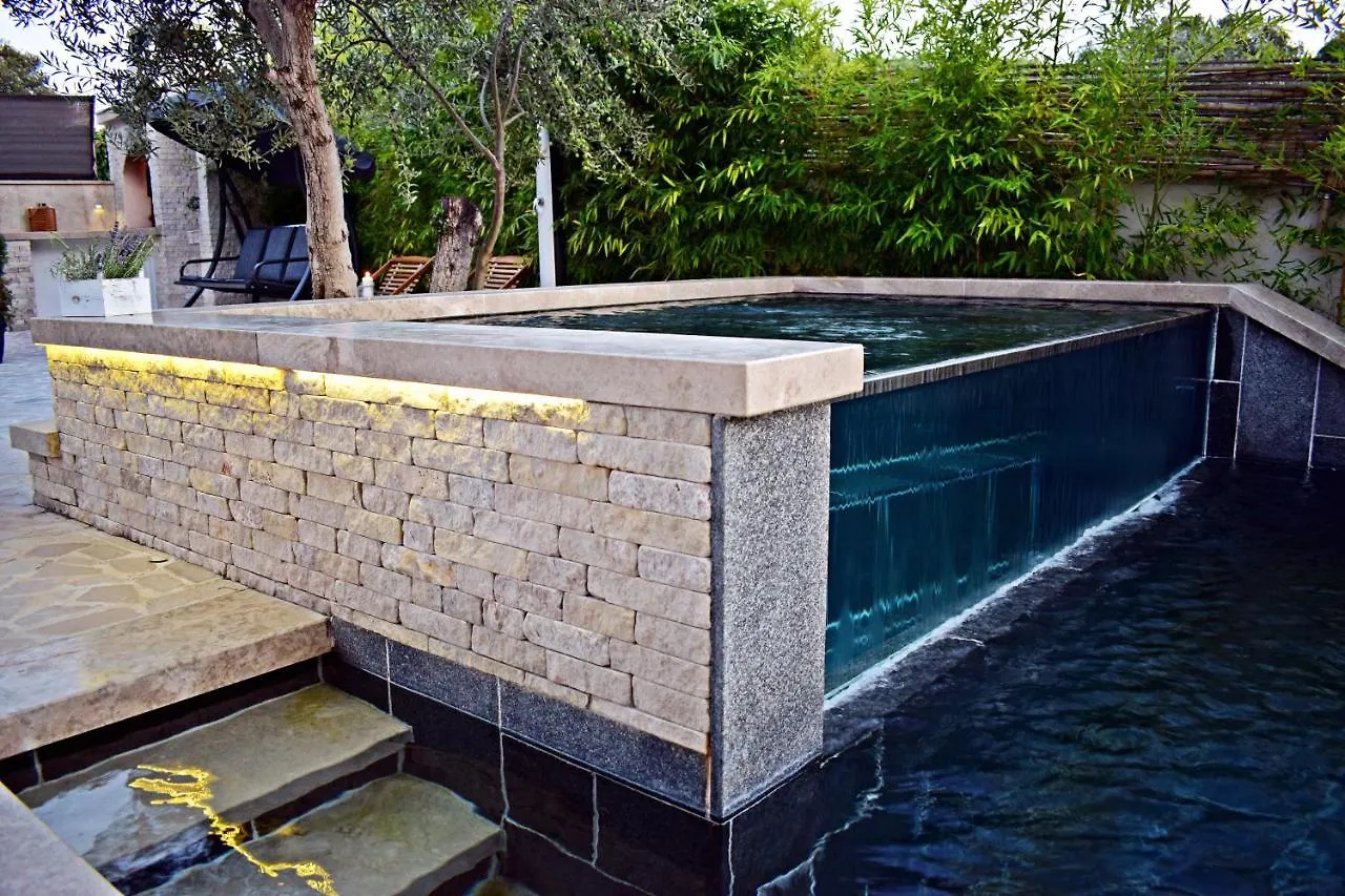 Ground Floor Apartment With A Private Pool Donji Okrug