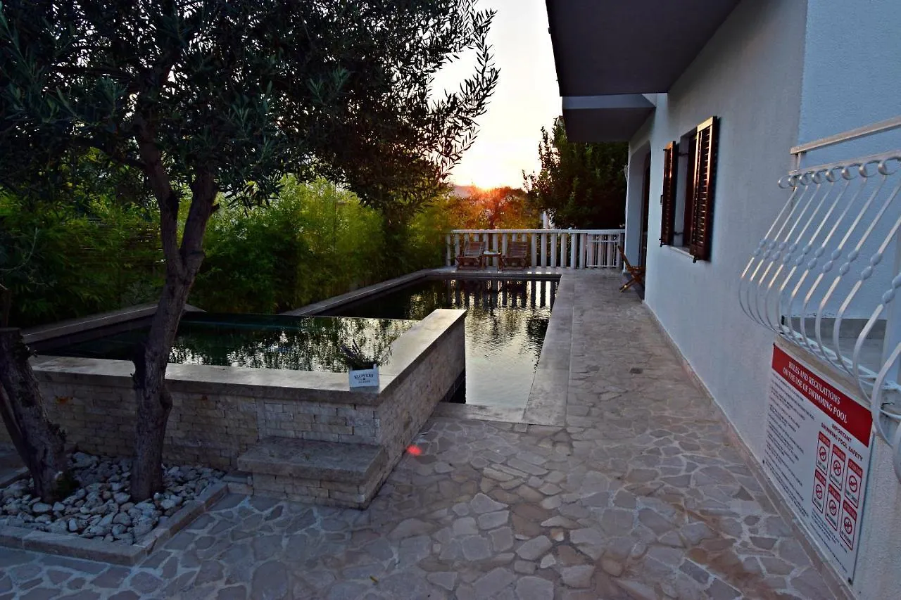 Ground Floor Apartment With A Private Pool Donji Okrug  0*, Donji Okrug (Ciovo)