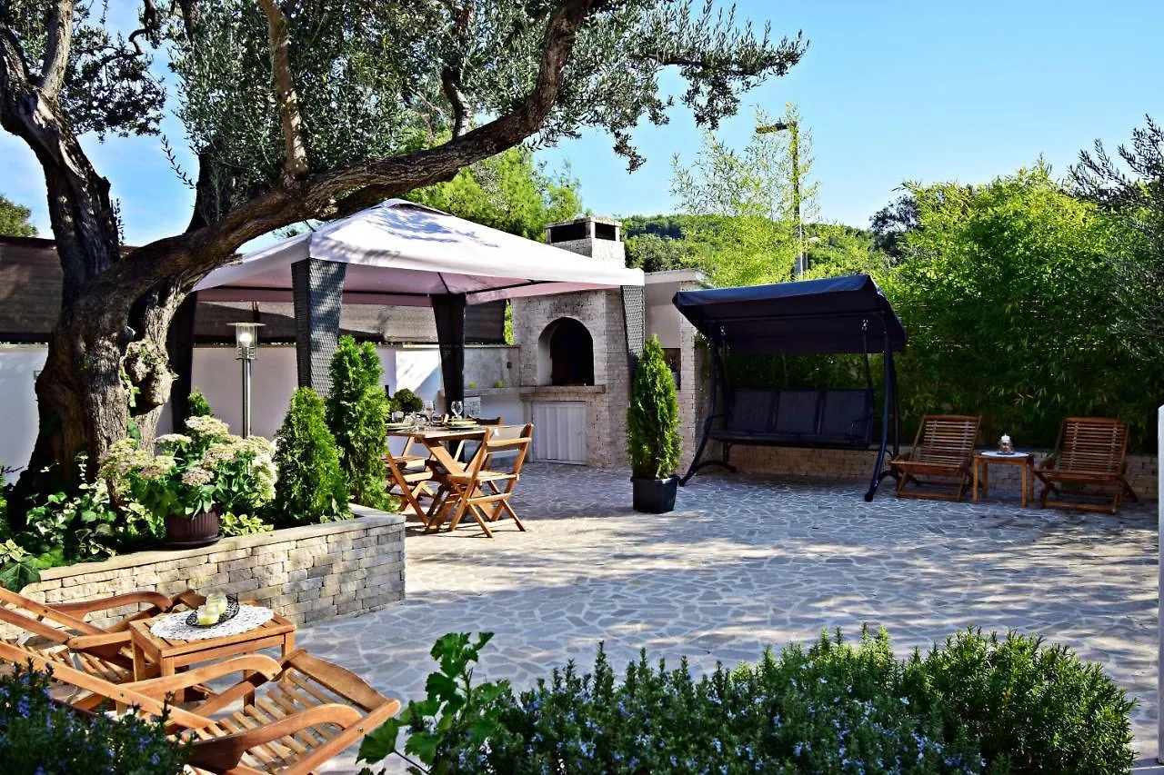 Ground Floor Apartment With A Private Pool Donji Okrug