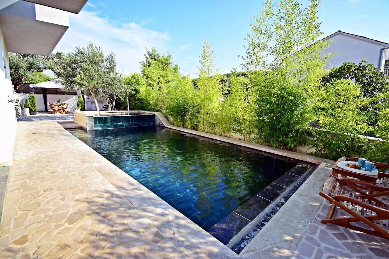 Ground Floor Apartment With A Private Pool Donji Okrug